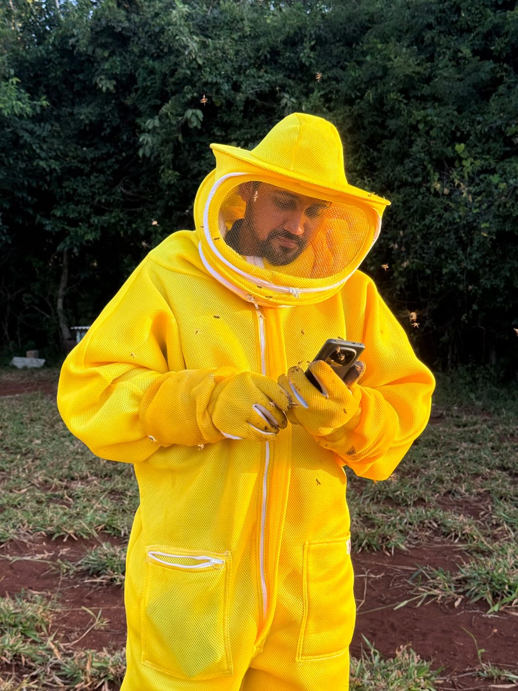 Anderson Lima, fundador da Apitech, no apiário com traje completo